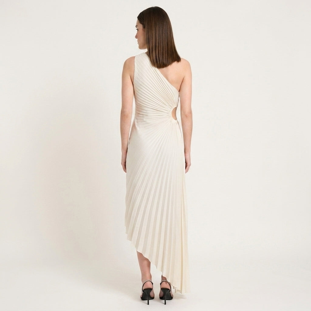 Vestido con hombro descubierto y recorte