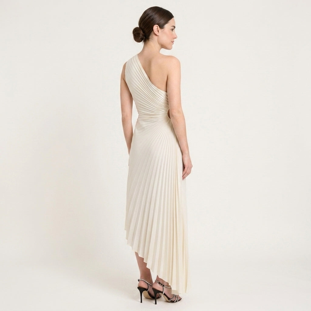 Vestido con hombro descubierto y recorte
