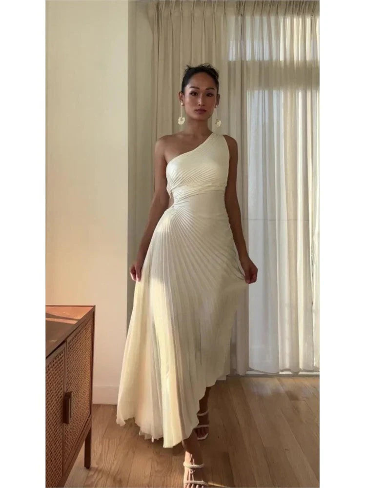 Vestido con hombro descubierto y recorte